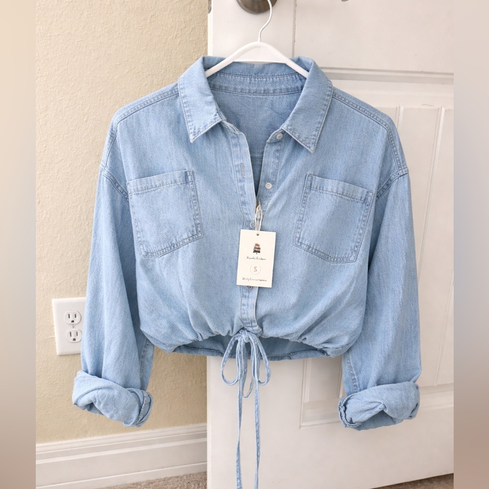 NEW WITH TAGS Chic Cropped Denim Top / Chambray Shirt 💙 - Picture 7 of 7